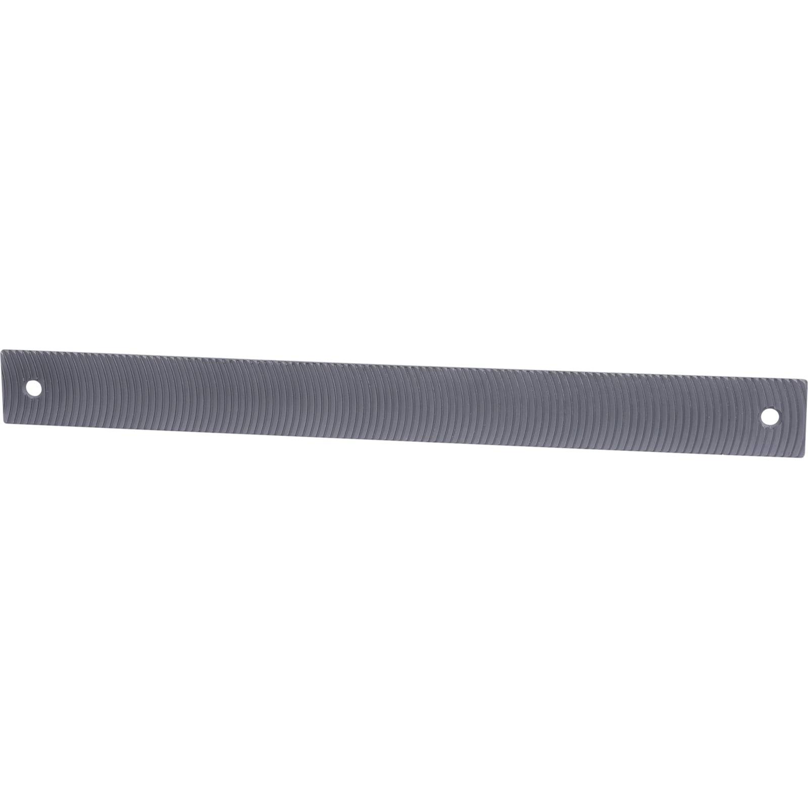 Ein flaches, rechteckiges Metallrackpanel mit zwei Schrauböffnungen an jedem Ende, das für die Montage in einem standardmäßigen Server- oder Audiogeräterack ausgelegt ist.