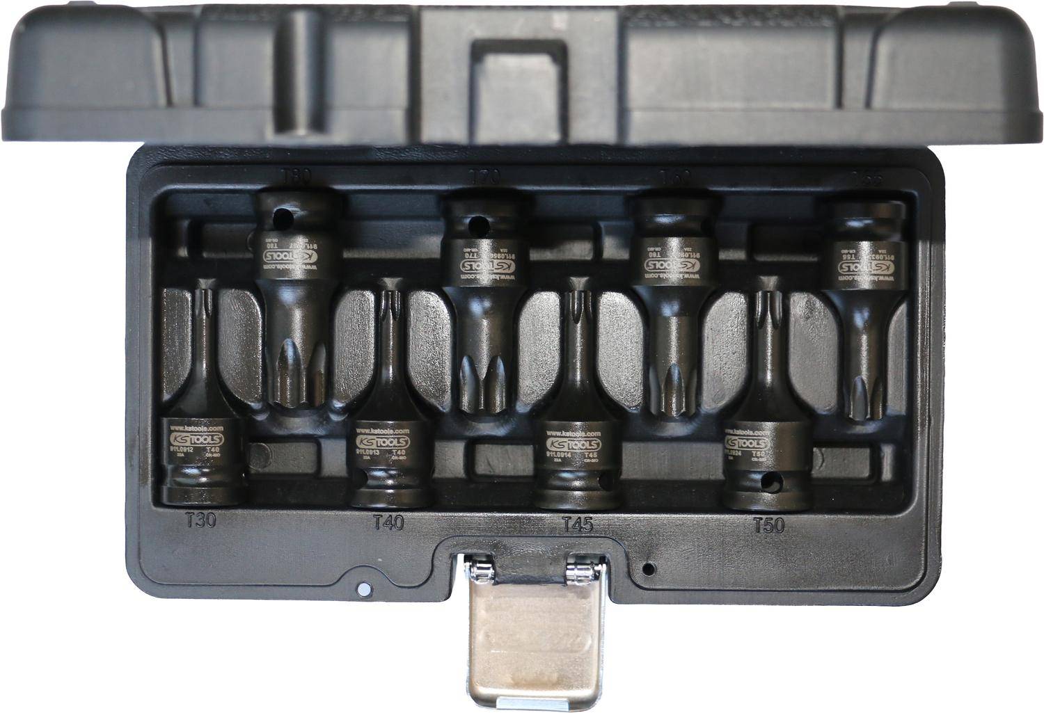 Ein Satz von sechs schwarzen Steckschlüsseln mit verschiedenen Größen, die in einem schwarzen Koffer ausgelegt sind, jeweils mit Größenmarkierungen versehen und für mechanische Arbeiten verwendet.