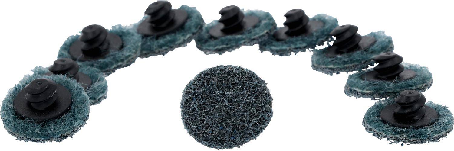 Eine Nahaufnahme einer strukturierten, runden Schleifscheibe, die zum Reinigen oder Polieren verwendet wird, mit mehreren unscharfen Scheiben im Hintergrund.