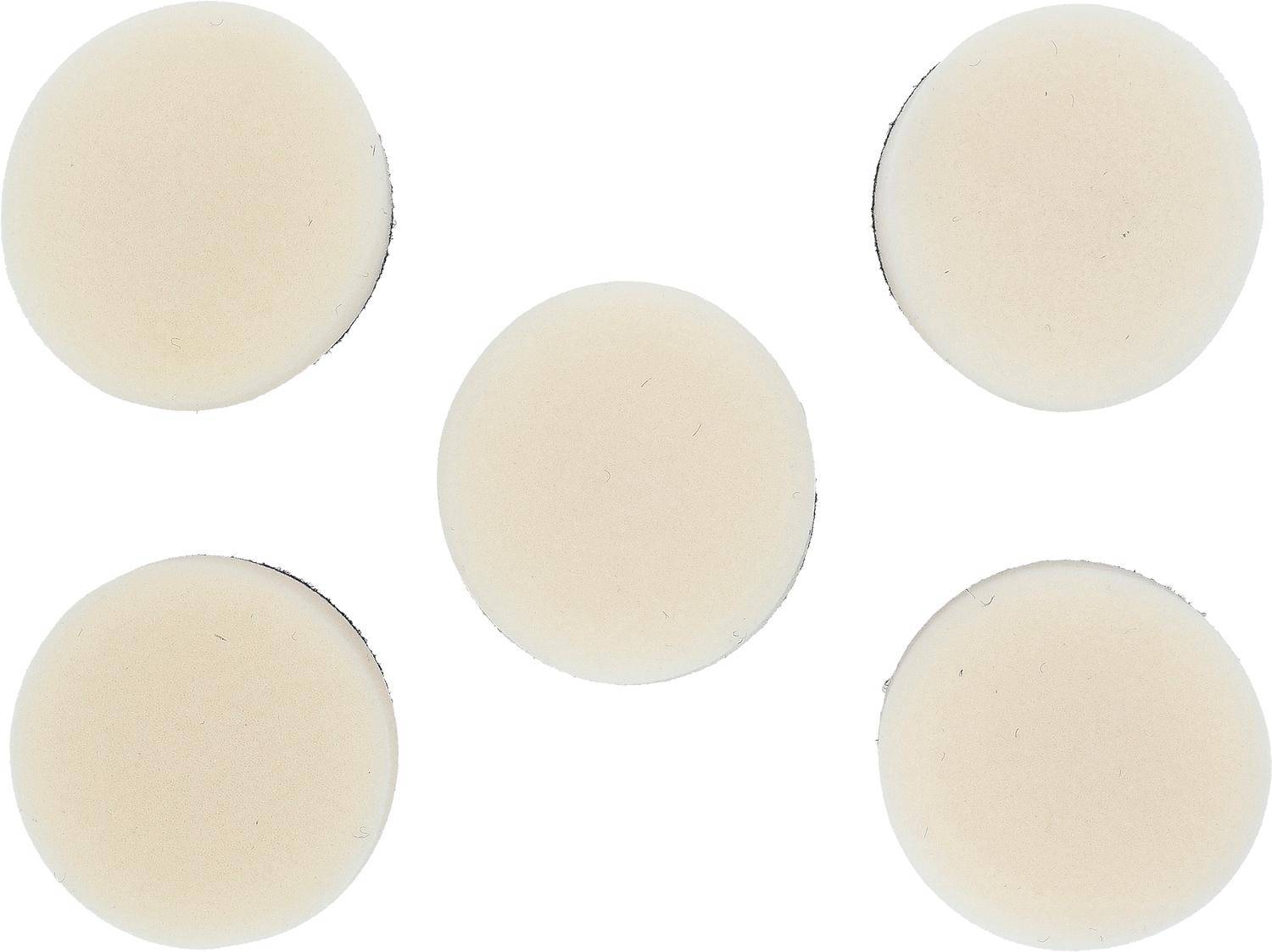 Fünf cremefarbene, runde Make-up-Schwämme, die in einem lockeren Kreismuster auf einem weißen Hintergrund angeordnet sind.
