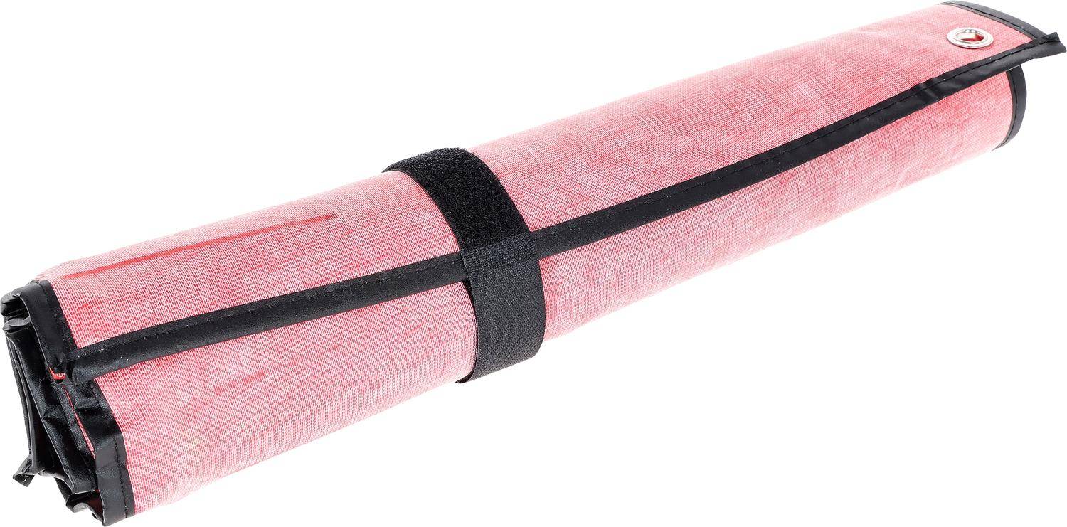 Eine aufgerollte rosa Yogamatte, die mit einem schwarzen Riemen gesichert ist.