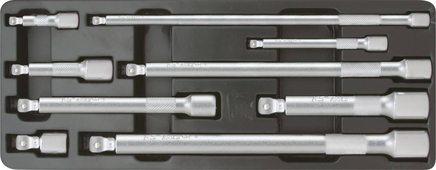 Ein Satz Metallsteckdosenverlängerungsstangen in einem schwarzen Tablett mit verschiedenen Längen und Ausführungen, verwendet für Automobilwerkzeugkits.