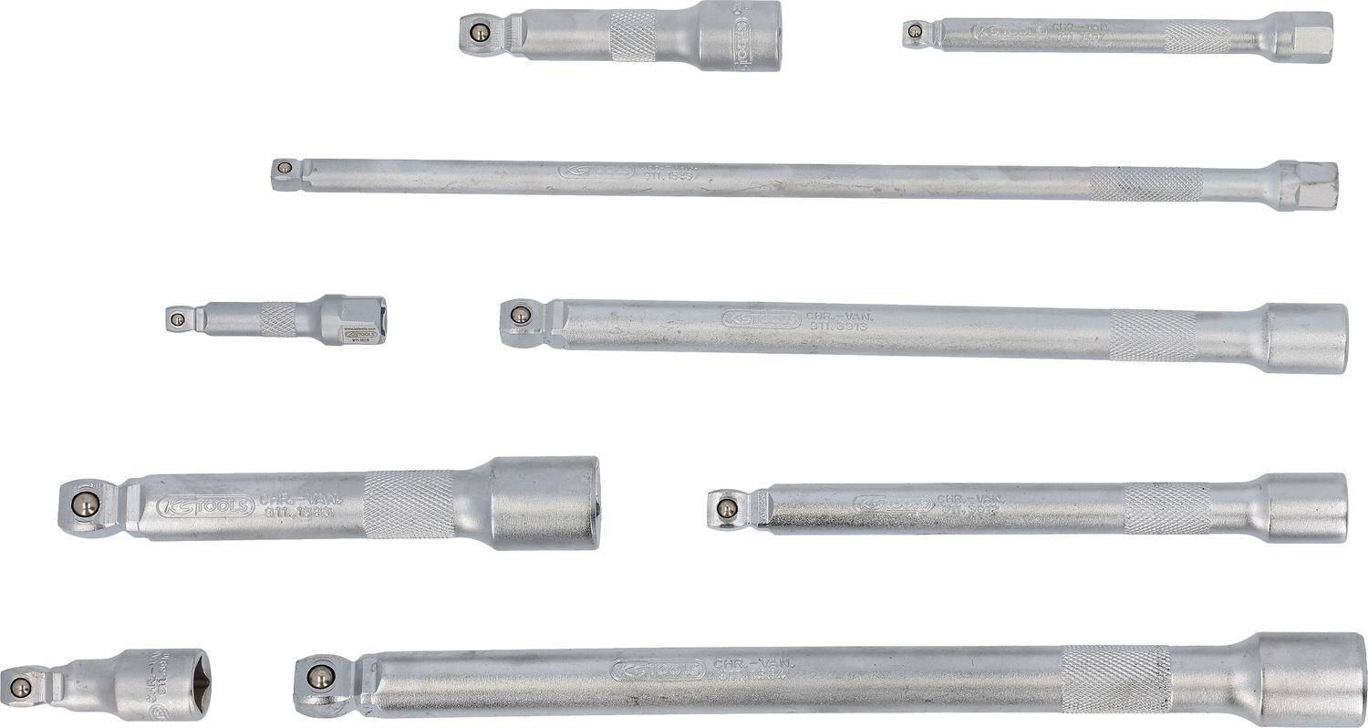 Verschiedene Metallsteckschlüssel-Verlängerungen horizontal auf weißem Hintergrund angeordnet, die unterschiedliche Längen und Befestigungspunkte zeigen.