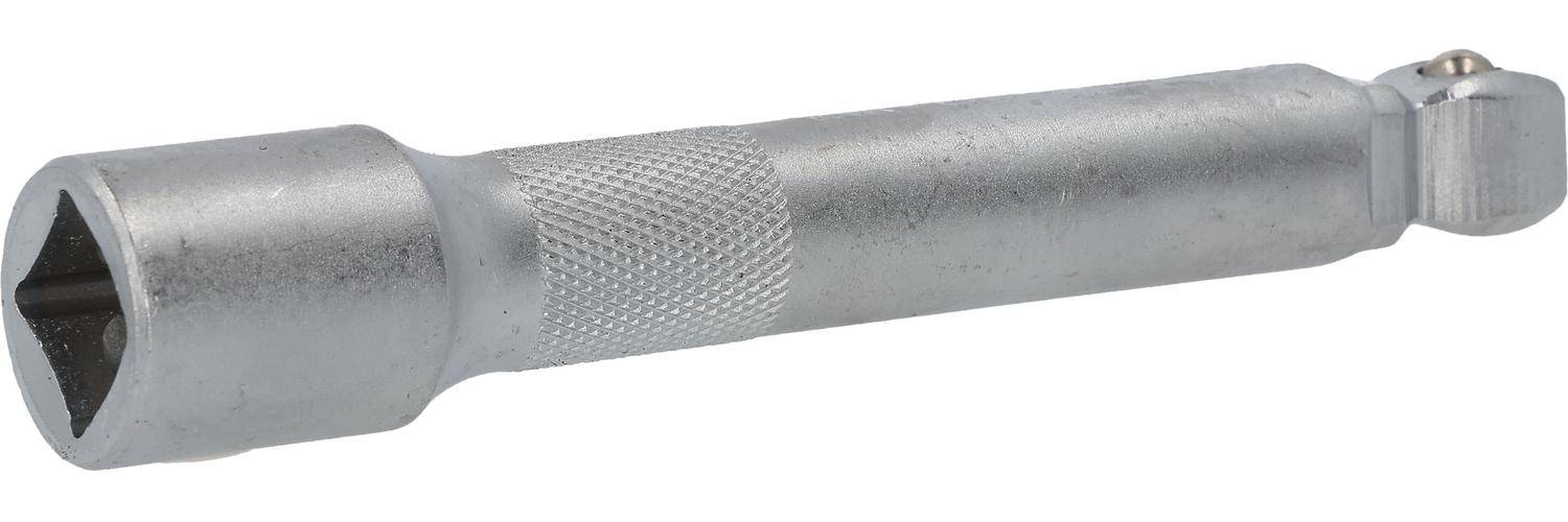 Eine Nahaufnahme eines metallischen Werkzeuggriffs mit gerillter Oberfläche, die die strukturierte Textur für verbesserten Halt und Kontrolle zeigt.