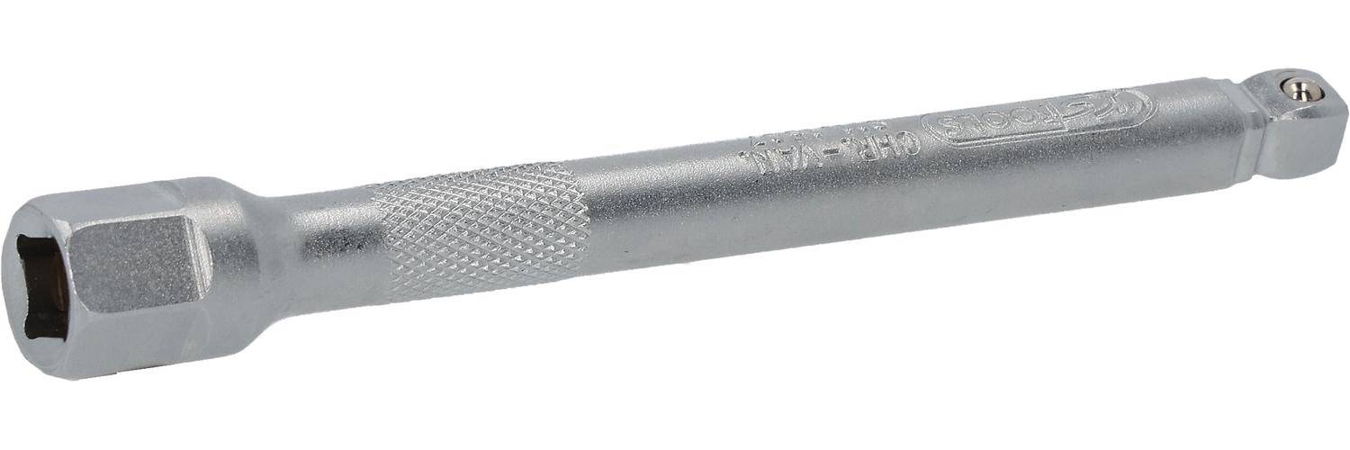 Eine Nahaufnahme eines metallischen Werkzeuggriffs mit strukturierter Griffoberfläche, der wahrscheinlich zu einem größeren Werkzeug gehört, vor einem einfarbigen Hintergrund.