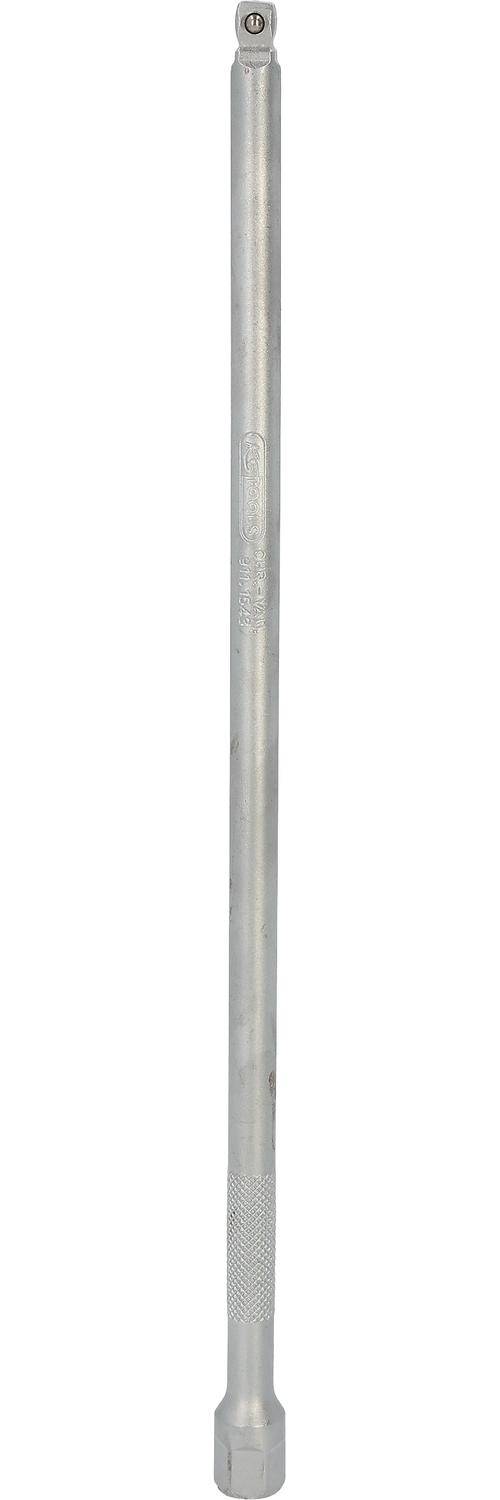 Eine Metallstange, wahrscheinlich ein Stahlrohr, steht senkrecht vor einem weißen Hintergrund. Sie erscheint rund und glatt, mit der Gravur '3/4 IN TYPE' nahe des oberen Endes.
