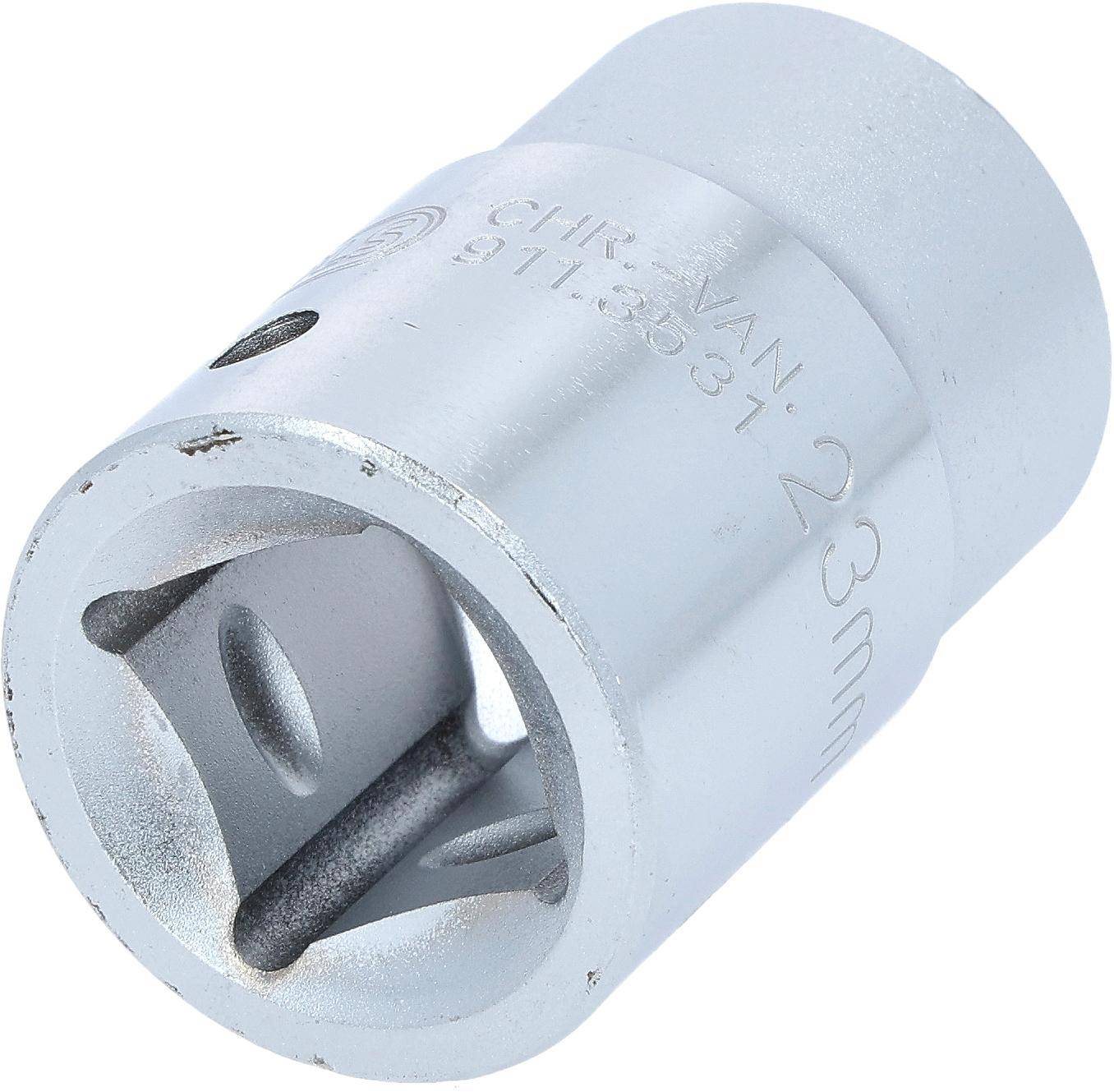 Ein silberner 23 mm Steckschlüsseleinsatz, von einem Winkel aus betrachtet, der seine sechseckige Öffnung zeigt, zum Lösen oder Anziehen von Schrauben.