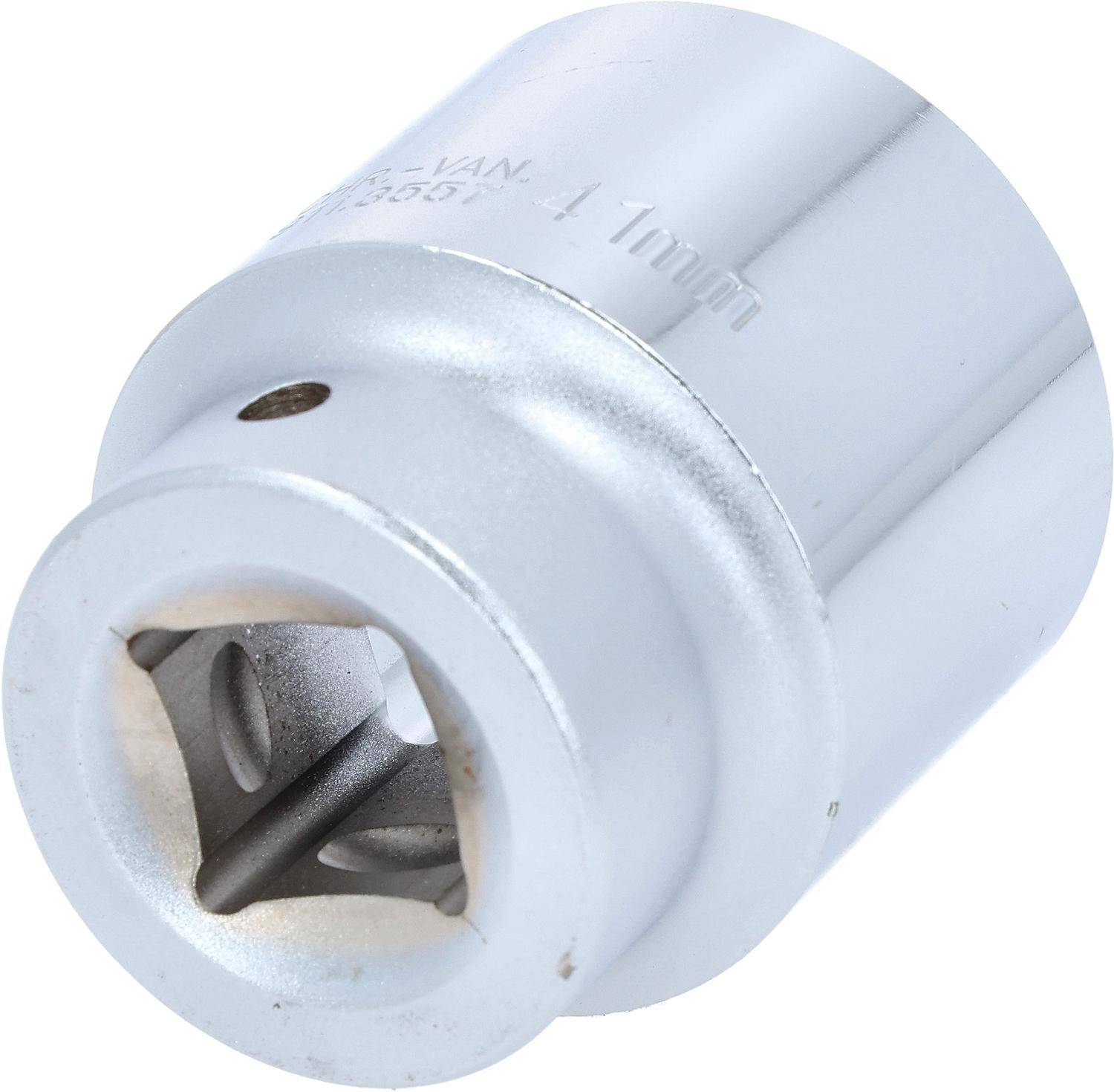 Eine Nahaufnahme eines metallischen Schraubenschlüssel-Kopfes, der seine sechseckige Öffnung zeigt, die speziell zum Aufsetzen auf eine Schraube oder Mutter konzipiert ist.