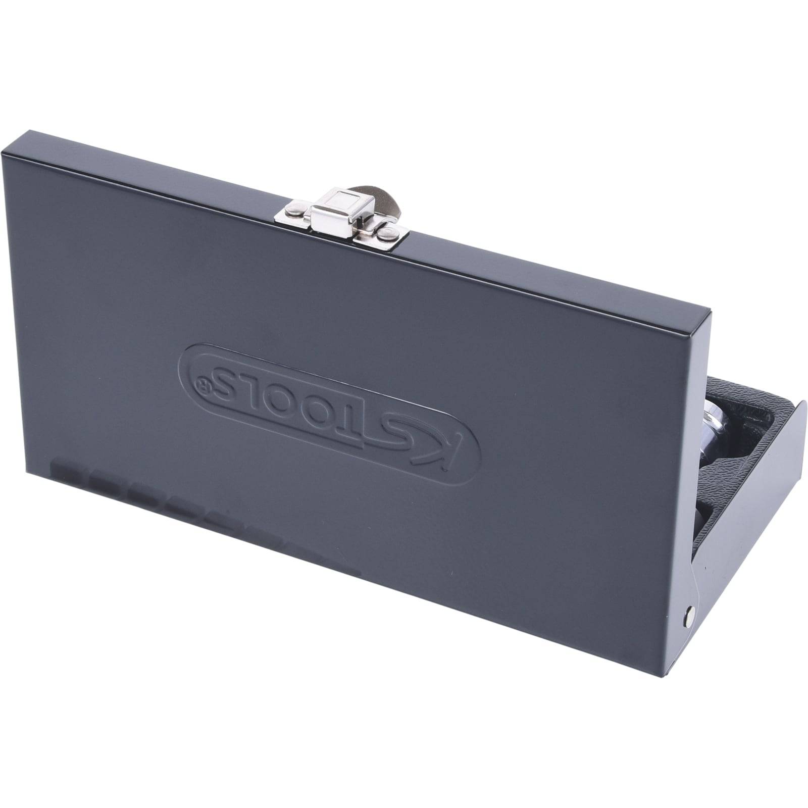 Eine geschlossene, schwarze Metallwerkzeugbox mit einem Verschluss oben und dem Markennamen 'KS Tools', der an der Seite eingeprägt ist.