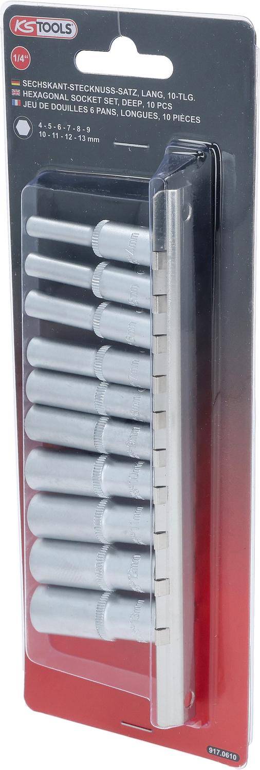 Ein Satz von neun silbernen zylindrischen Formen mit strukturierten Enden, aufbewahrt in einem vertikalen Halter, möglicherweise Stecknüsse für einen Schraubenschlüssel.