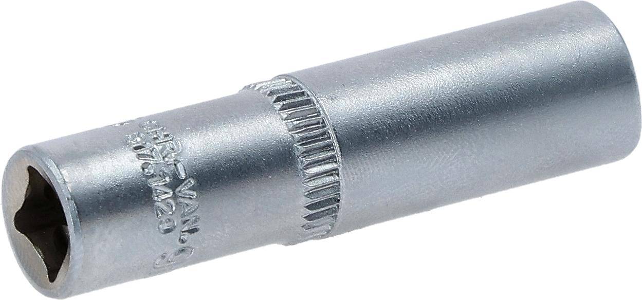 Eine Nahaufnahme eines Chrom-Steckschlüssels mit sichtbarem geripptem Griff und gravierten Markierungen, der von Mechanikern und bei Reparaturarbeiten verwendet wird.