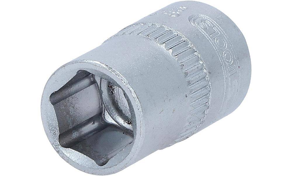 Ein silberner Schraubenschlüssel-Kopf aus Metall mit sechseckiger Öffnung, der zum Anziehen von Schrauben und Muttern verwendet wird.