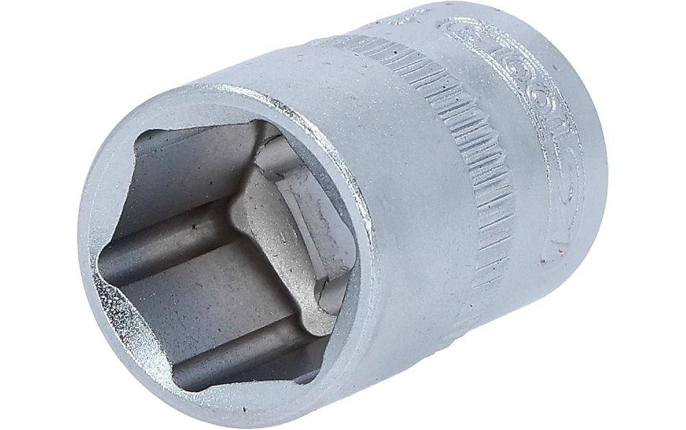 Ein silberner Schraubenschlüsseleinsatz aus Metall, zylindrisch und an einem Ende offen, mit inneren Rillen und äußeren Streifen zur besseren Griffigkeit.