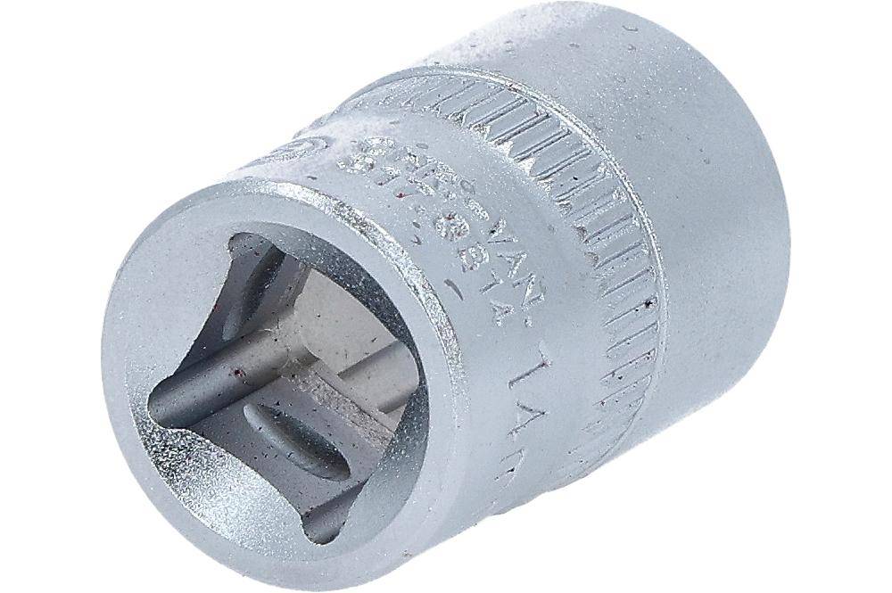 Ein Nahaufnahmefoto eines metallischen Steckschlüsselkopfes, der die innere quadratische Öffnung zum Aufsetzen auf verschiedene Sockeldurchmesser zeigt.