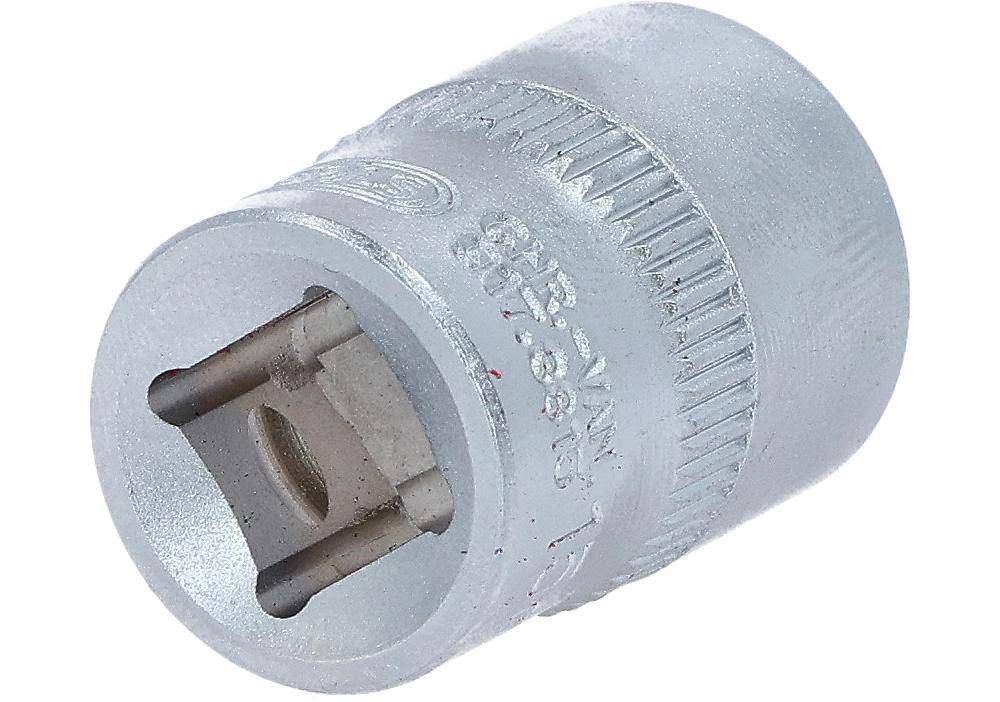 Ein glänzender, metallischer Steckschlüsseleinsatz mit gerillten Kanten, der zum Anziehen oder Lösen von Muttern und Schrauben verwendet wird.