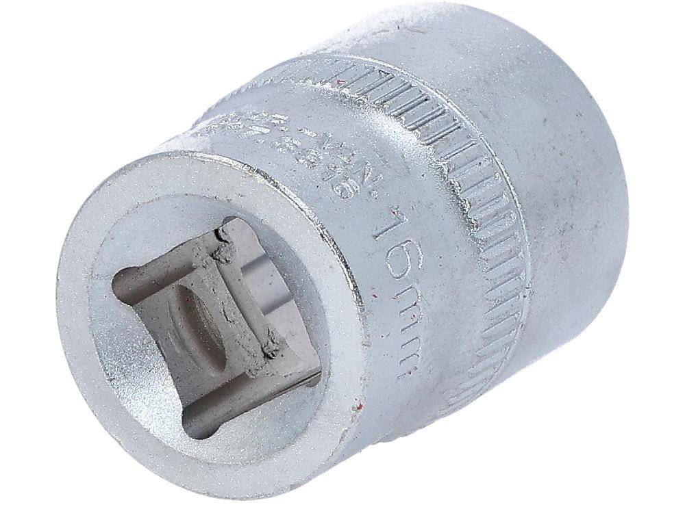 Eine Nahaufnahme eines Metall-Schraubenschlüsselkopfes, der mit '16 mm' markiert ist und eine quadratische Öffnung zur Befestigung aufweist.