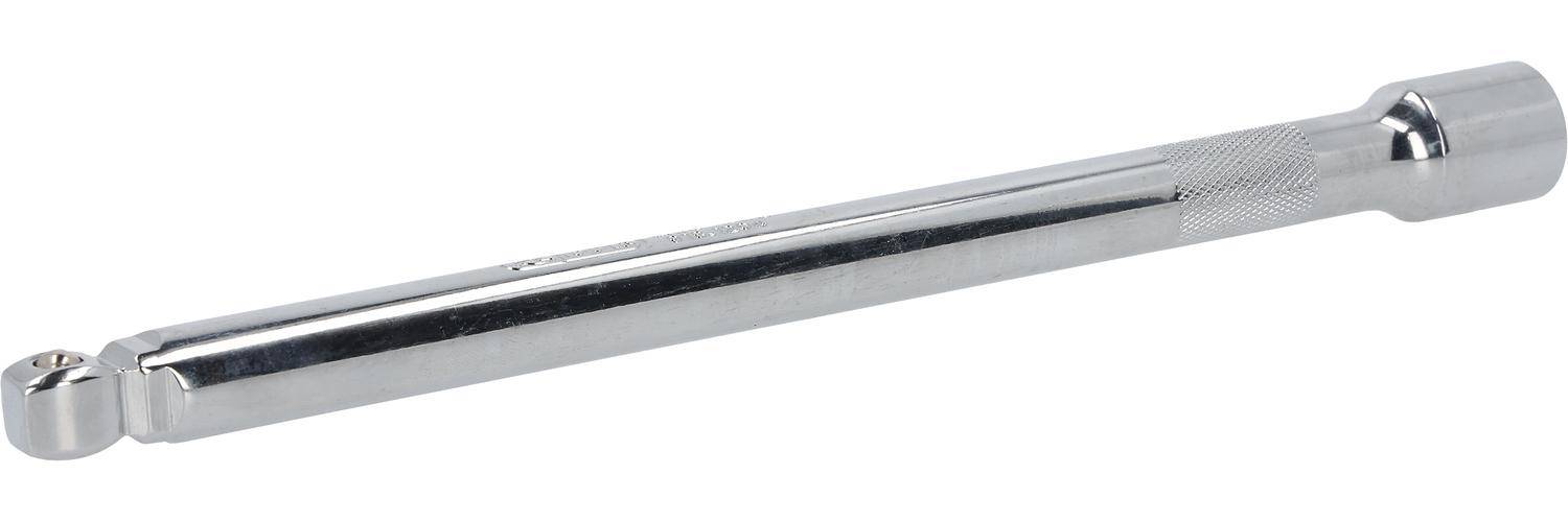 Eine Nahaufnahme eines glänzenden Metallstabes mit rechteckigem Querschnitt, die eine glatte Oberfläche und leichte Reflexionen zeigt.