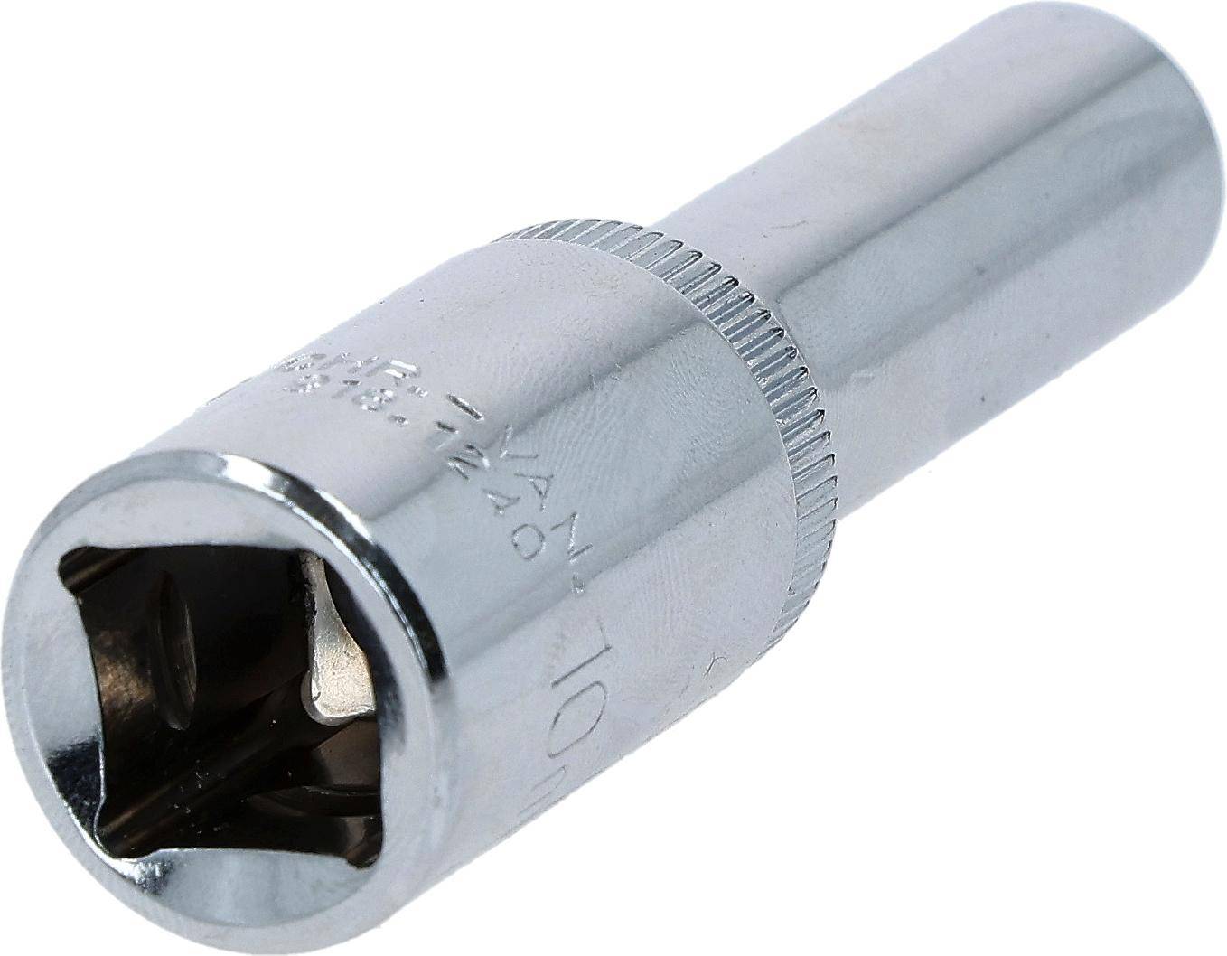 Eine glänzende Metallsteckdose mit Kopf, die für Steckschlüssel verwendet wird und zum Anziehen oder Lösen von Muttern und Schrauben entwickelt wurde.