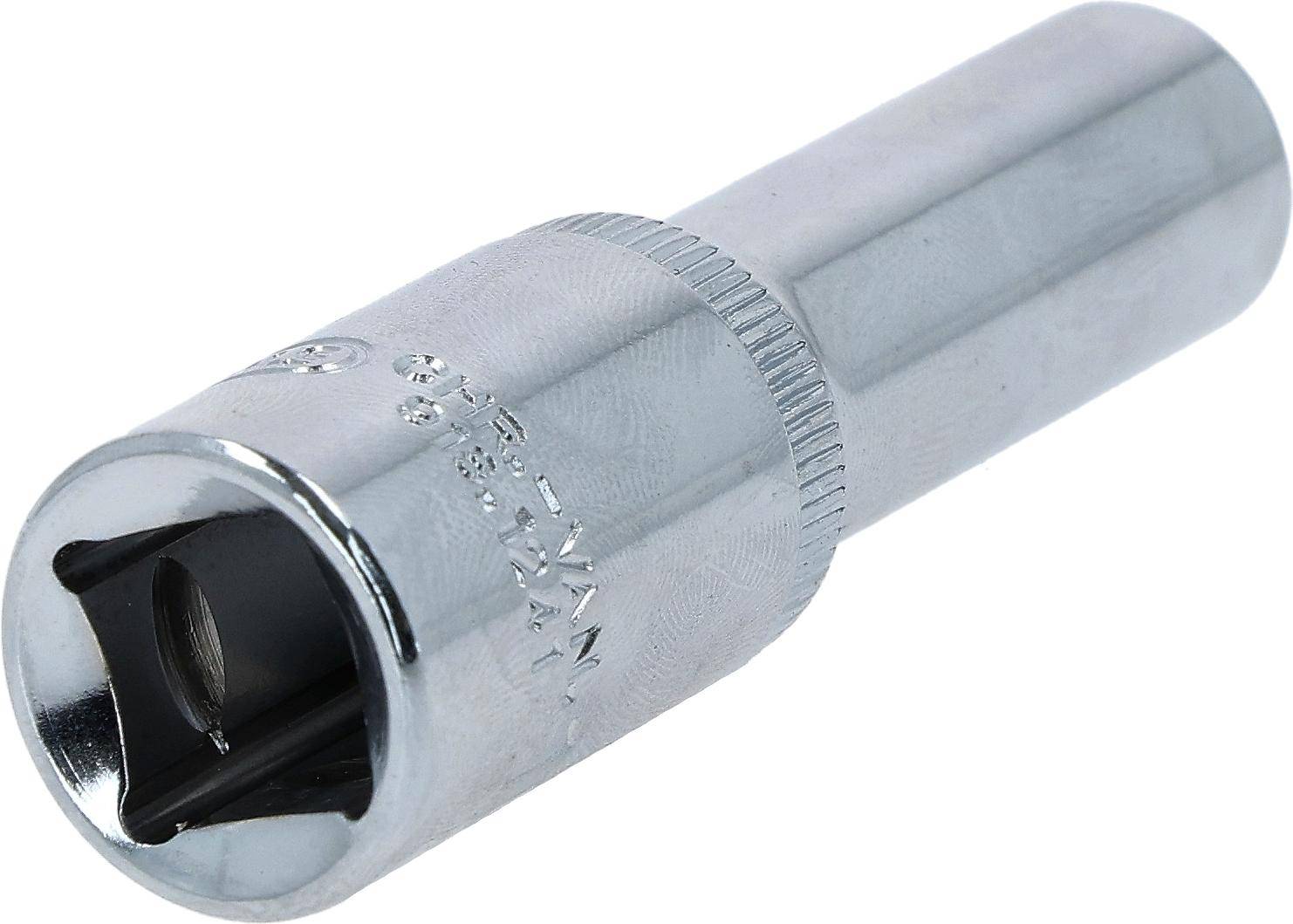Eine glänzende Metallfassungsvorrichtung mit sechseckiger Öffnung, die zum Anziehen oder Lockern von Muttern und Schrauben verwendet wird, vor einem einfarbigen Hintergrund abgebildet.