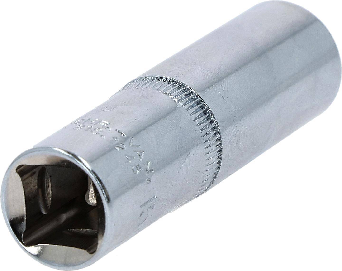 Ein Nahaufnahmebild eines silbernen Steckschlüssel-Adapters mit gravierten Buchstaben, das seine zylindrische Form und metallische Textur hervorhebt.