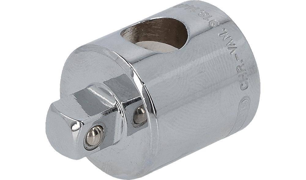 Ein verchromter Metallsteckschlüssel-Adapter zum Anschluss von Steckschlüsseln an Schraubenschlüssel, ausgestattet mit einem Kardangelenk für vielseitige Beweglichkeit.
