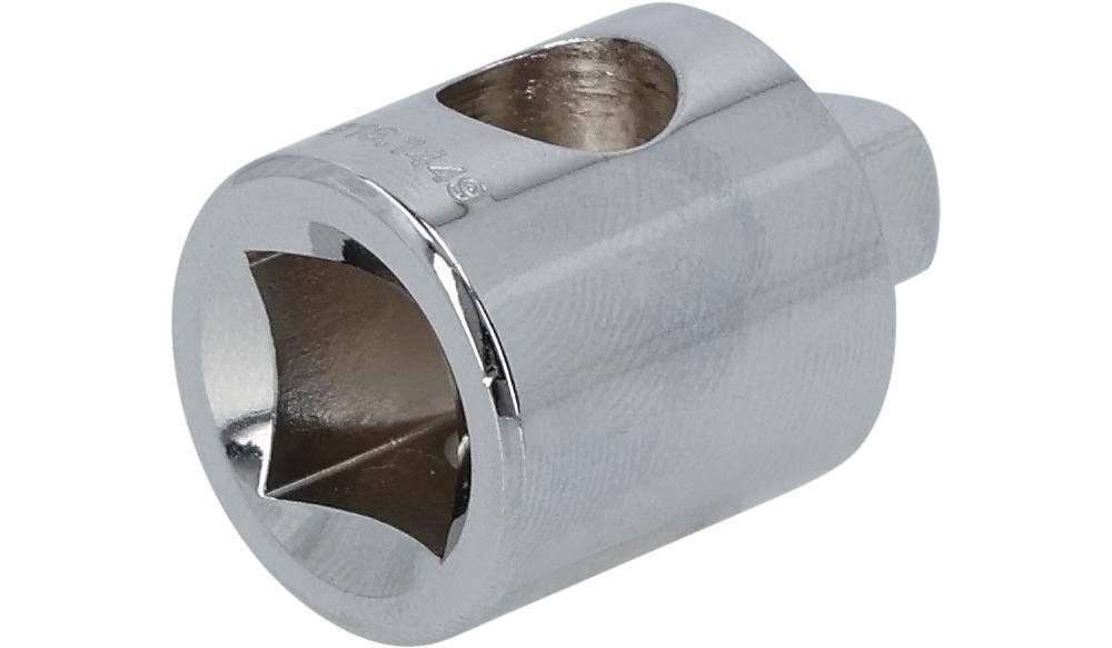 Eine glänzende, silberne Metallbuchse mit sechseckiger Öffnung, die zum Festziehen von Schrauben oder Muttern verwendet wird, auf einem weißen Hintergrund.