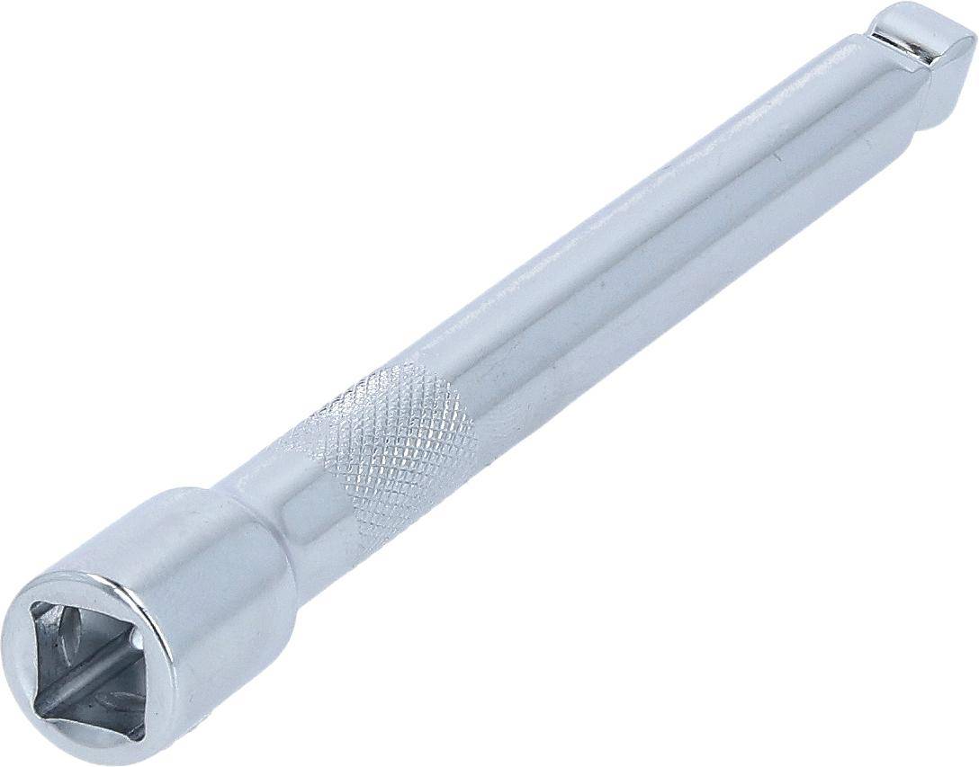 Eine silberne Steckschlüssel-Verlängerung mit strukturiertem Griff, die zum Erreichen von schwer zugänglichen Stellen bei mechanischen Arbeiten verwendet wird.