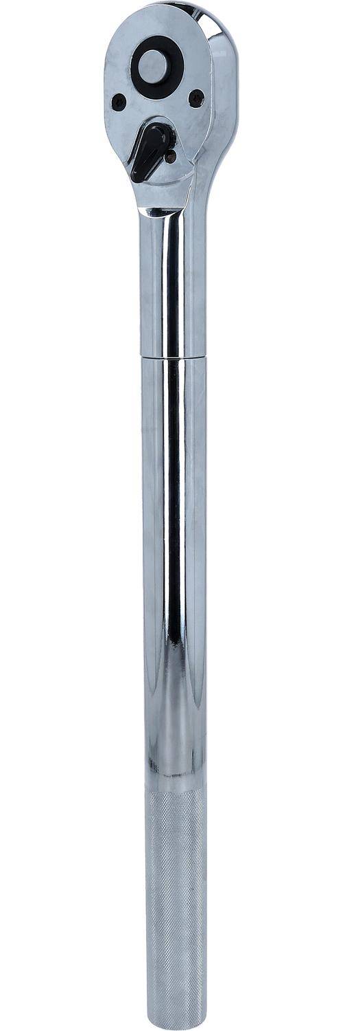 Ein metallisches, zylindrisches Objekt mit einer glänzenden, reflektierenden Oberfläche, möglicherweise ein Pfahl oder Stab, der aufrecht vor einem weißen Hintergrund steht.