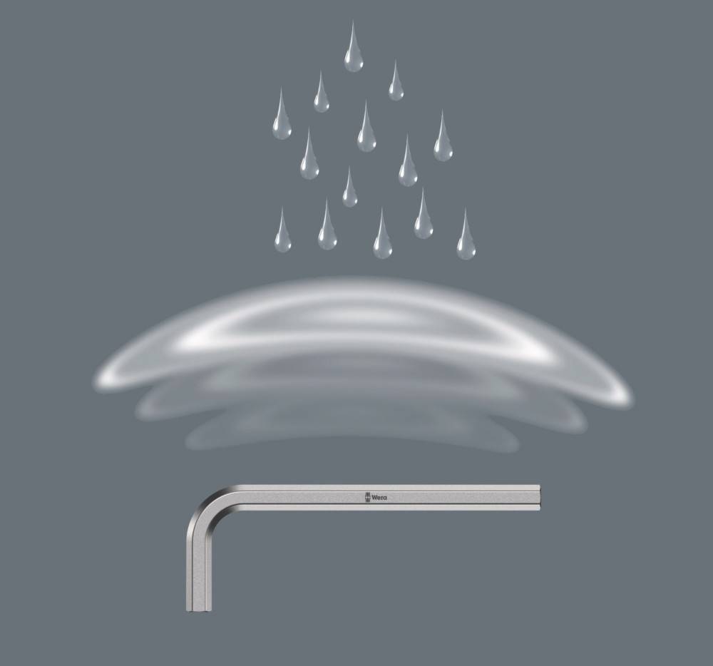 Wassertropfen fallen auf ein glänzendes, gekrümmtes Objekt mit einem Metallrohr darunter vor grauem Hintergrund.