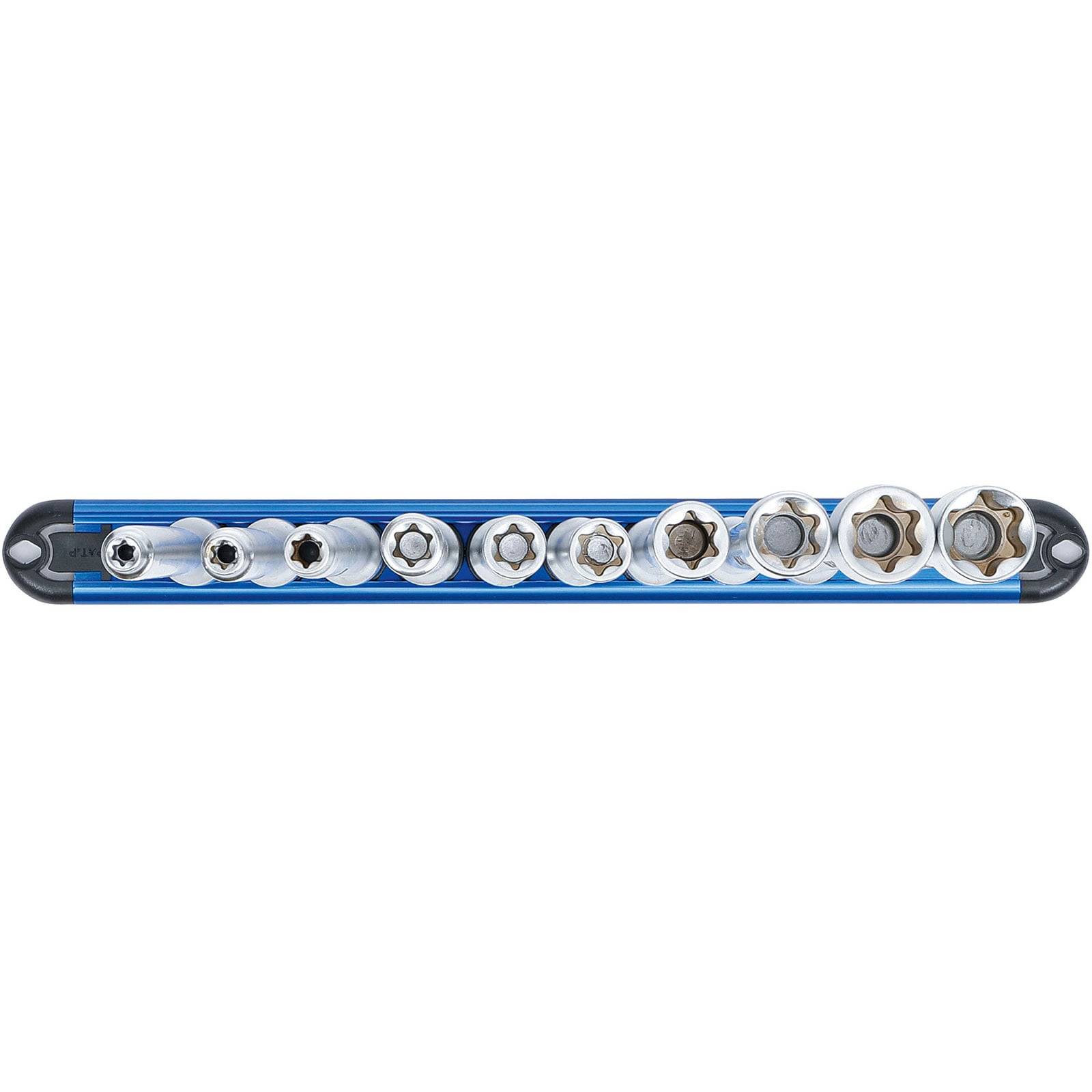 Ein Satz von neun sternförmigen Schraubendreher-Bits, die auf einem blauen magnetischen Halter ausgerichtet sind und von klein nach groß variieren.