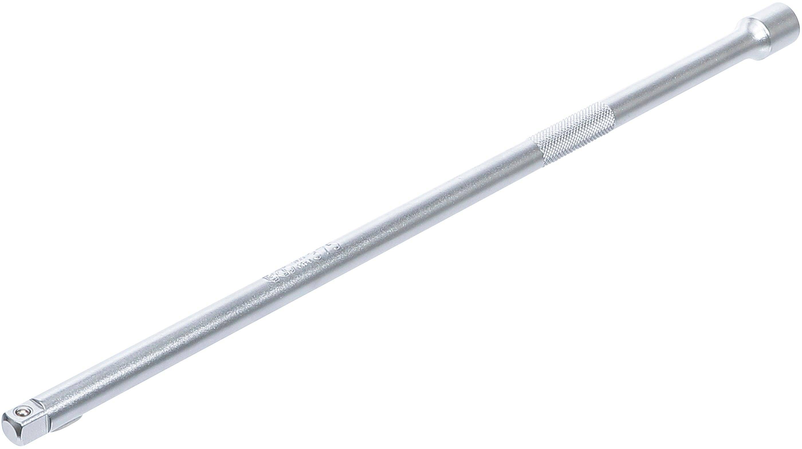 Eine Nahaufnahme einer metallischen Langhantelstange mit einer strukturierten Griffoberfläche an einem Ende, diagonal gegen einen einfachen weißen Hintergrund angewinkelt.