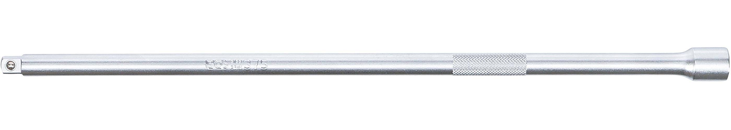 Eine lange, dünne Metallstange mit glatter Oberfläche und reflektierendem Finish liegt horizontal und wirft darunter einen schwachen Schatten.