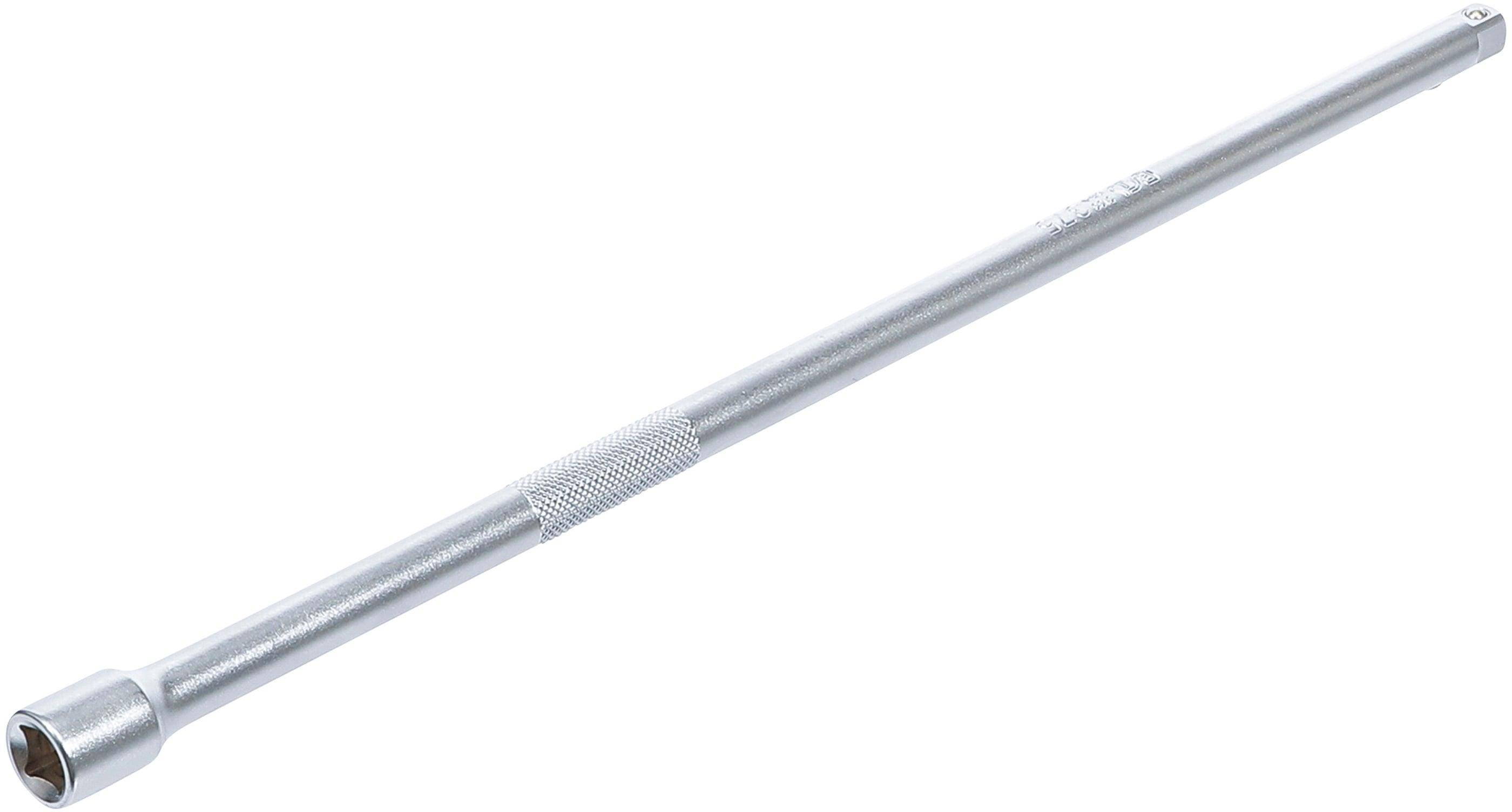 Eine Nahaufnahme einer silbernen Metallhantelstange mit einem strukturierten Griffabschnitt in der Mitte auf weißem Hintergrund.