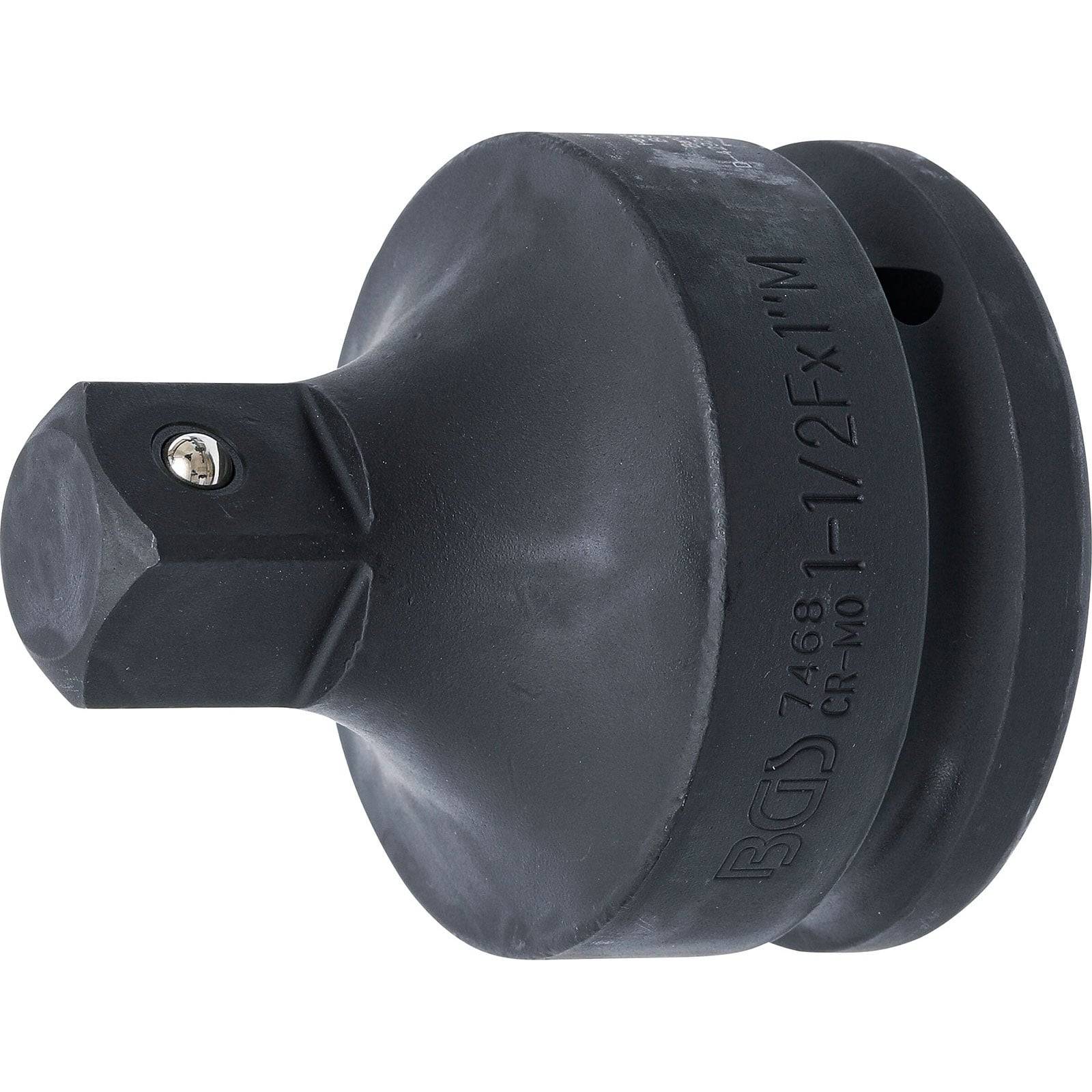 Ein schwarzer 1/2-Zoll-Antrieb-Schlagschrauber-Adapter mit breiter Basis und quadratischer Öffnung an der Oberseite zur Werkzeuganbringung.