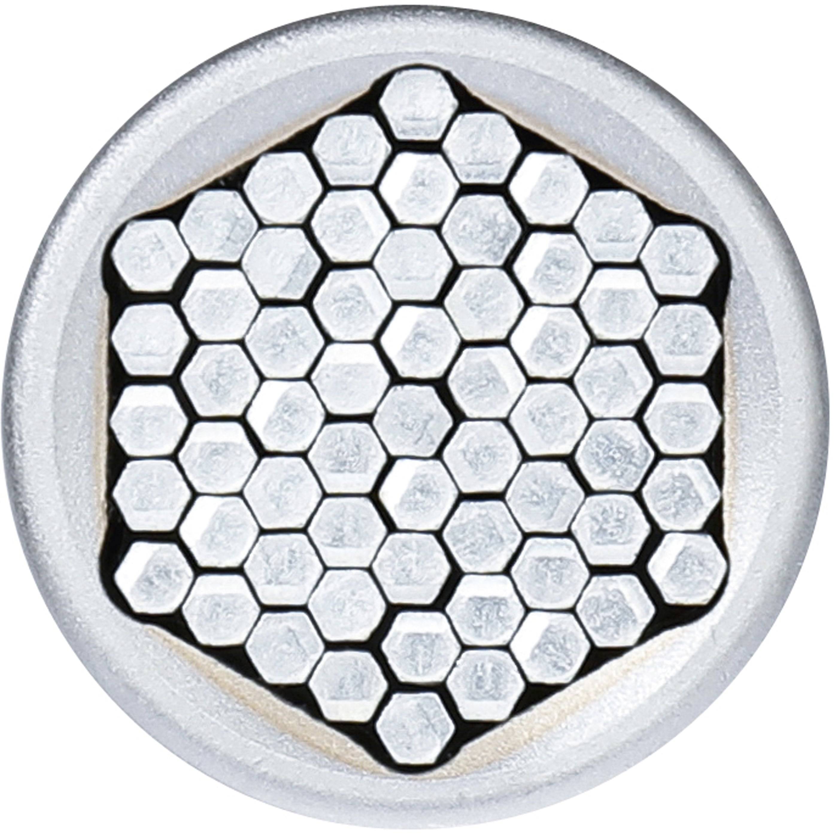 Eine kreisförmige Metalloberfläche mit einem Muster aus dicht nebeneinander angeordneten sechseckigen Formen, die einer Wabenstruktur ähnelt.