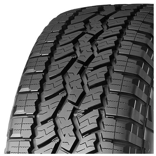 Nahaufnahme eines robusten schwarzen Reifenprofils mit tiefen Rillen und Blockstruktur für Bodenhaftung auf rauen oder nassen Straßen.