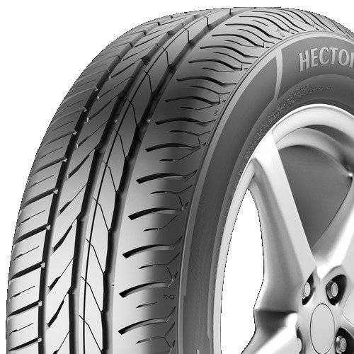 Nahaufnahme eines Autoreifens mit detailliertem Profil, auf dessen Seitenwand der Markenname 'Hectorra' zu sehen ist.