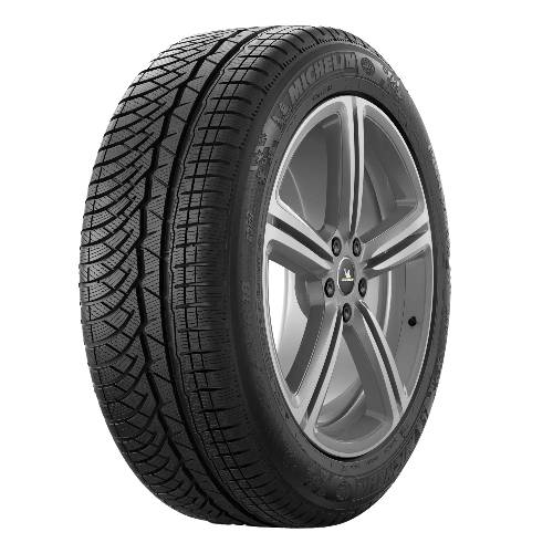 Ein Michelin-Autoreifen mit Leichtmetallrad, dargestellt vor schwarzem Hintergrund, angewinkelt, um das Laufflächenmuster und die Seitenwandmarkierung hervorzuheben.