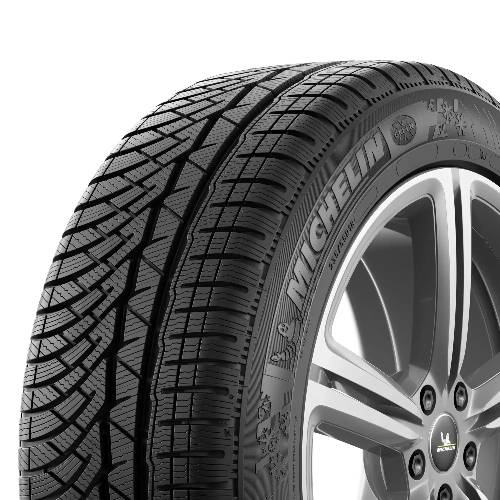 Nahaufnahme eines Michelin-Winterreifens auf einer silbernen Leichtmetallfelge, die das Profilmuster und die Seitenwandbeschriftung vor schwarzem Hintergrund zeigt.