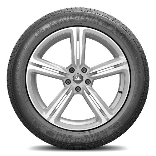 Ein Autoreifen mit Michelin-Reifen und silberner fünfspeichiger Leichtmetallfelge, frontal vor schwarzem Hintergrund abgebildet.