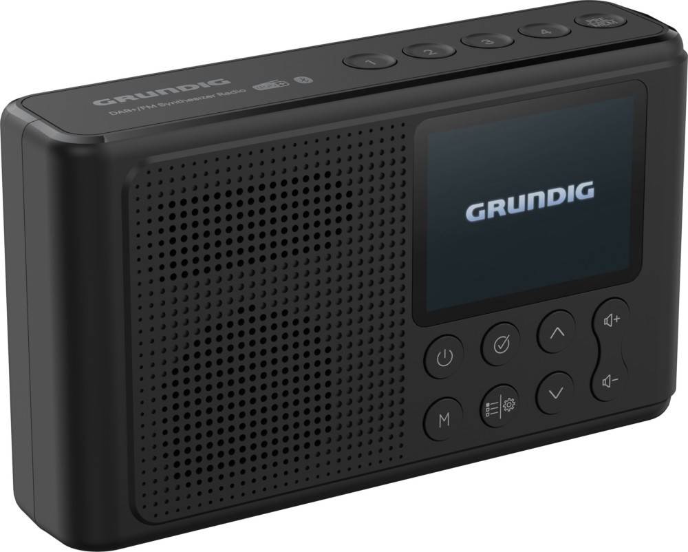 Ein schwarzes Grundig tragbares Radio mit digitalem Displaybildschirm, Bedienungsknöpfen und Lautsprechergitter an der Vorderseite.