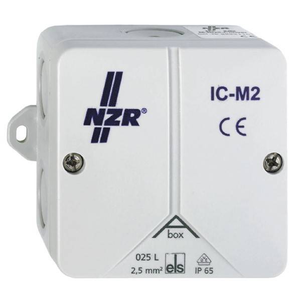 Weiße NZR IC-M2 Elektroverteilerdose mit CE-Kennzeichnung, IP65-Schutzart und Befestigungslasche auf der linken Seite.