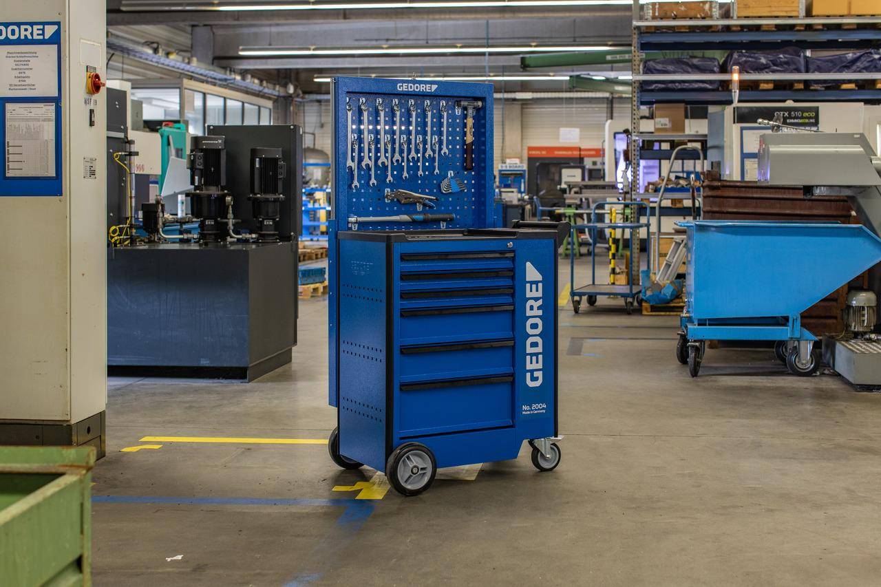 Ein blaues Werkzeugschrank mit „GEDORE