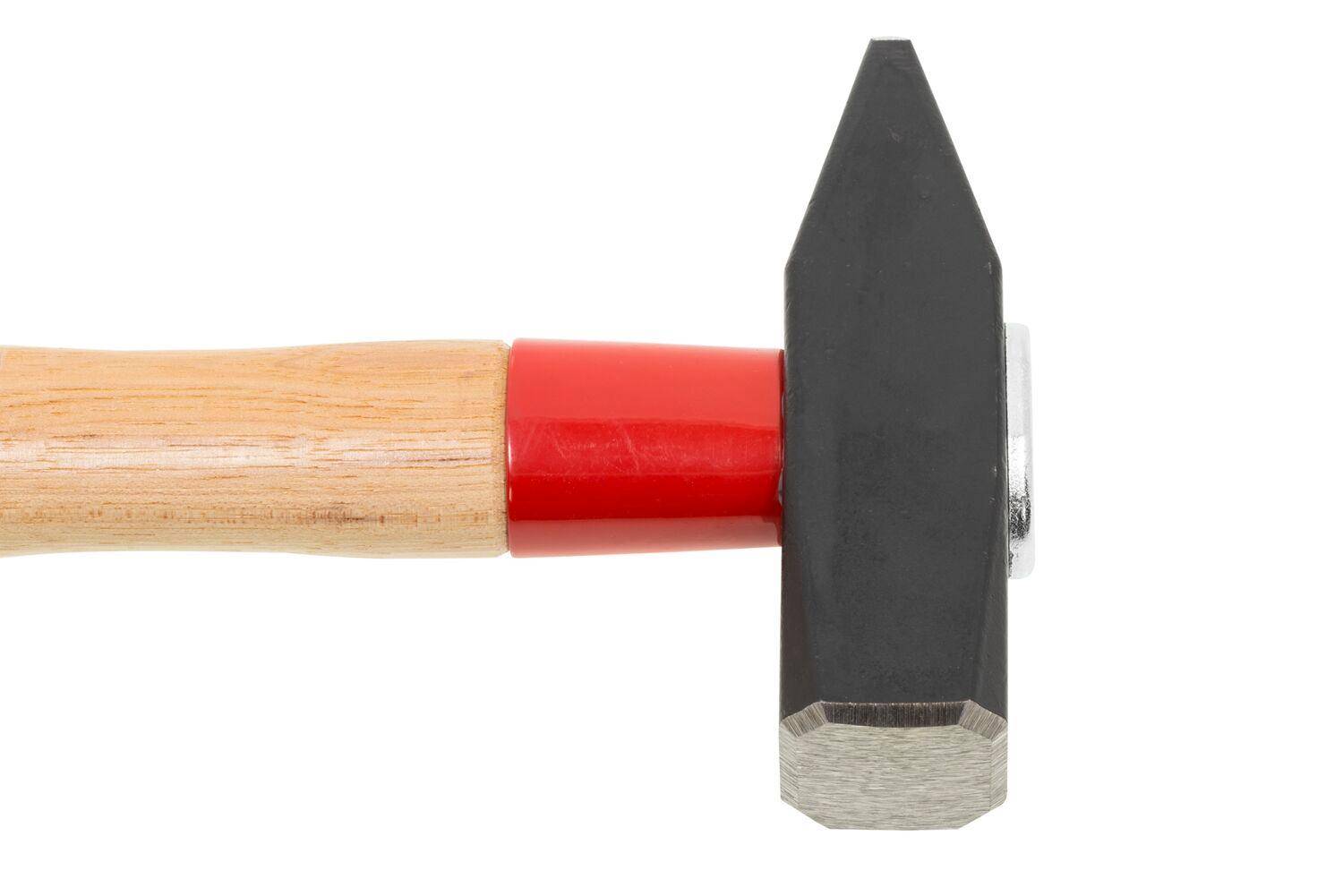 Ein Hammer mit hölzernem Griff und rotem Handschutz wird in der Seitenansicht gezeigt, wobei der Fokus auf dem beidseitigen Metallkopf liegt, der für vielseitige Verwendung konzipiert ist.