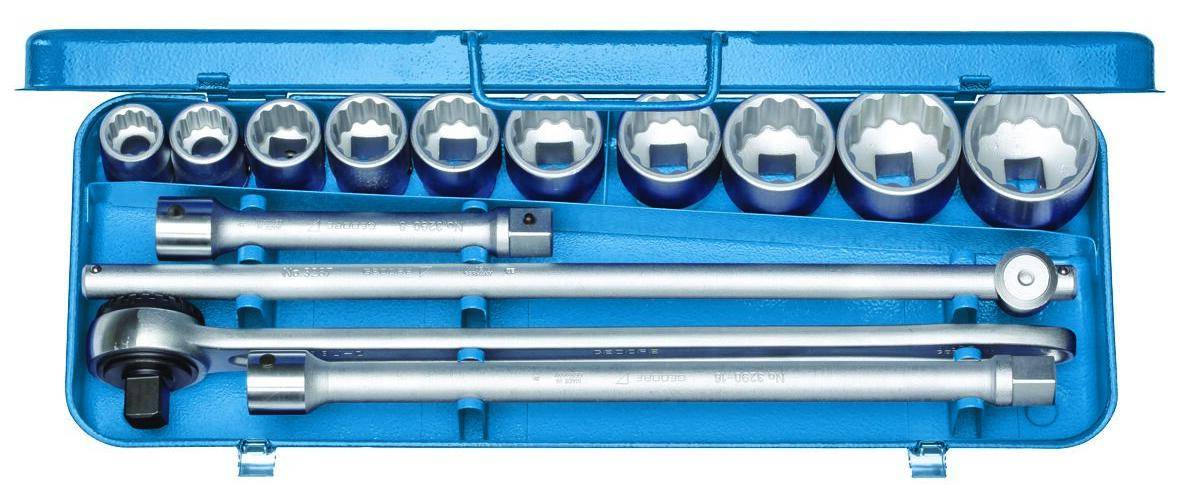 Ein Satz Steckschlüssel und Schraubenschlüssel in einem blauen Kunststoffkoffer, der Größe nach geordnet für einfachen Zugriff, geeignet für Reparaturen an Maschinen.