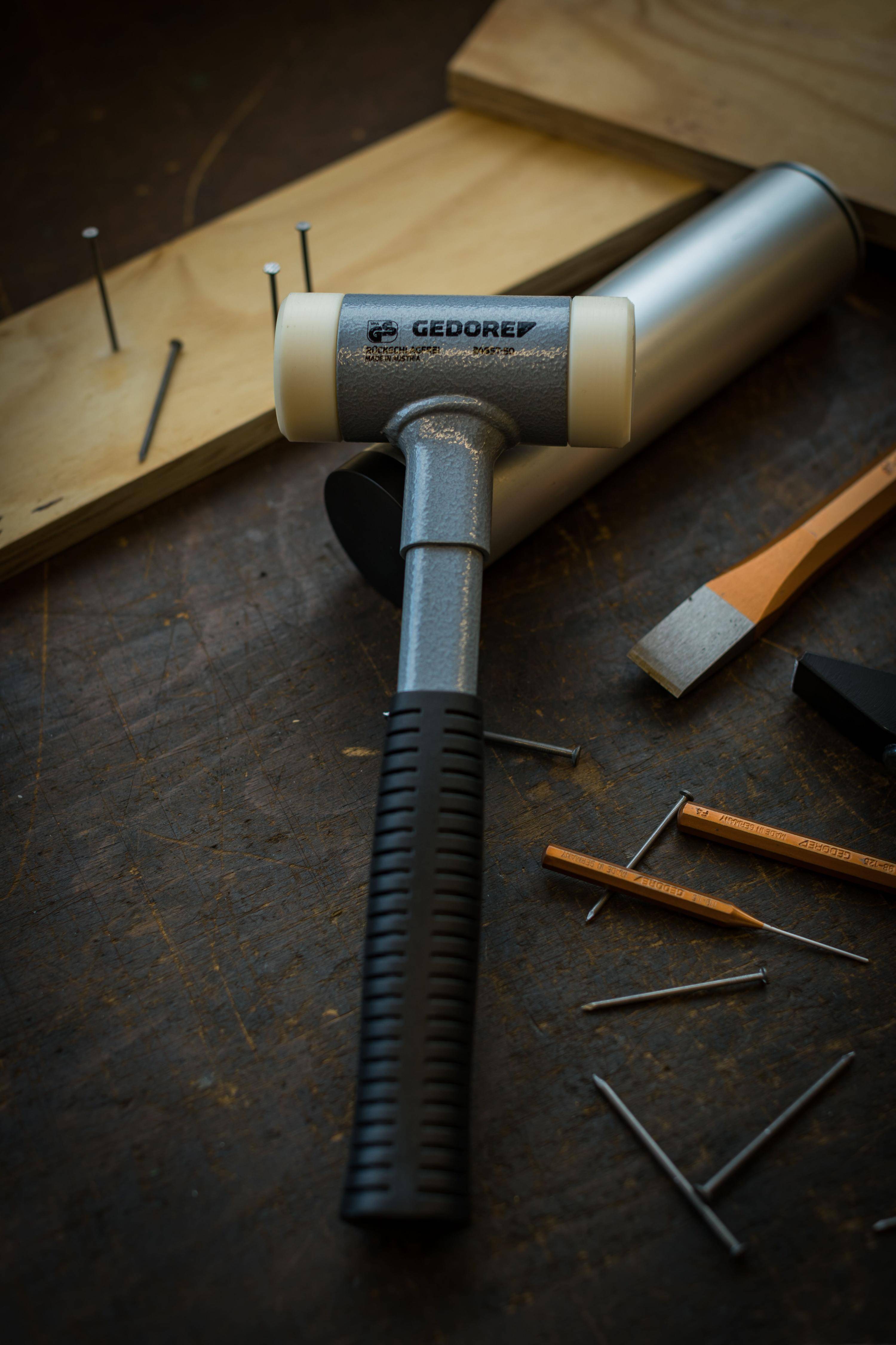 Eine Werkbank mit einem Hammer mit der Aufschrift „GEDORE