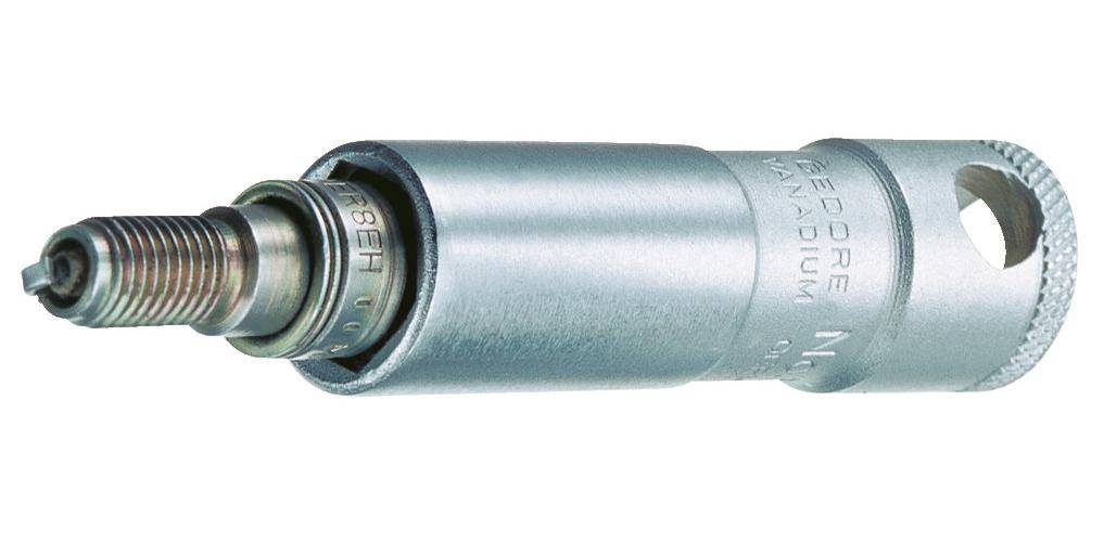 Ein Metallrohr mit einem Innensechskant-Ende, das langlebig und robust wirkt, möglicherweise ein Werkzeugteil zum Anziehen oder Lockern von Befestigungselementen.