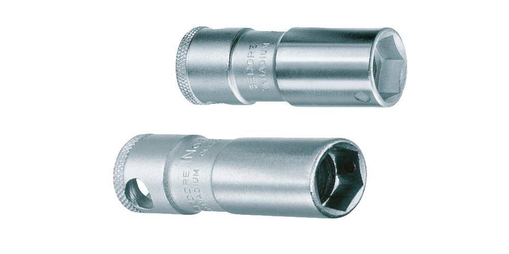 Zwei metallische Zündkerzenstecker, zylindrisch mit sechseckigen Öffnungen, werden gezeigt. Sie sind zum Entfernen und Installieren von Zündkerzen ausgelegt.