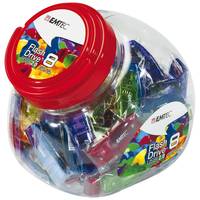 Durchsichtige Plastikdose mit rotem Schraubdeckel, gefüllt mit gemischten bunten Bonbon- oder Kaugummipaketen mit der Aufschrift „8