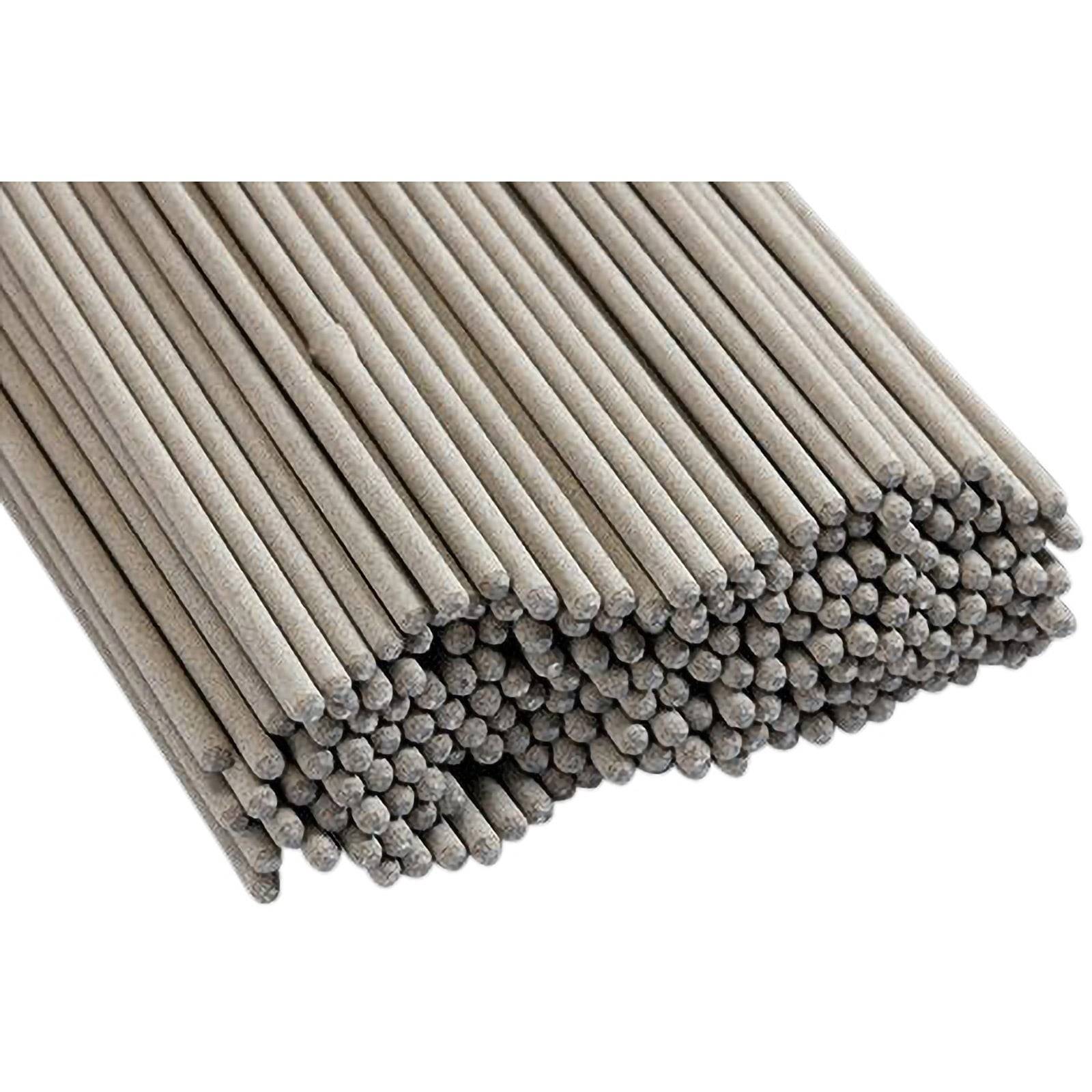 Ein Stapel grauer Schweißelektroden ist sauber ausgerichtet und zeigt gleichmäßige zylindrische Formen, die in der Metallverarbeitung verwendet werden, um dauerhafte Verbindungen zu erstellen.